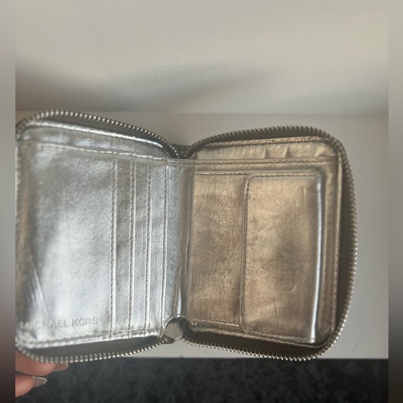 Michael  Kors Jet Set patent logo debossed zip-around wallet. SILVER METALLIC - Picture 6 of 12